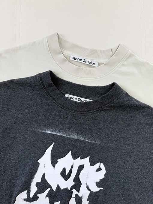 アクネストゥディオズスーパーコピー Acne Studios ゴシック調のダメージロゴプリント半袖Tシャツ