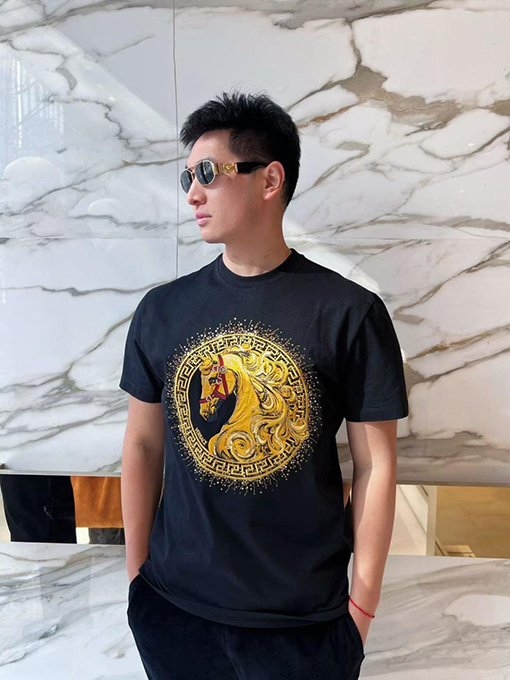 ヴェルサーチ クラシックなゴールドの馬の頭の刺繍とラインストーンがあしらわれたクルーネックの半袖Tシャツ