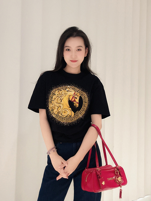ヴェルサーチ クラシックなゴールドの馬の頭の刺繍とラインストーンがあしらわれたクルーネックの半袖Tシャツ