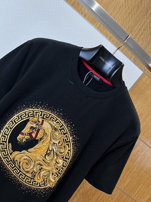 ヴェルサーチ クラシックなゴールドの馬の頭の刺繍とラインストーンがあしらわれたクルーネックの半袖Tシャツ