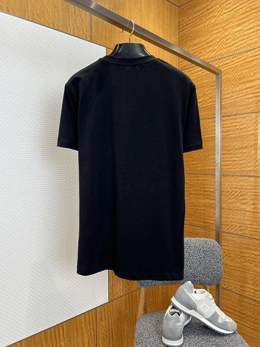 ヴェルサーチ クラシックなゴールドの馬の頭の刺繍とラインストーンがあしらわれたクルーネックの半袖Tシャツ