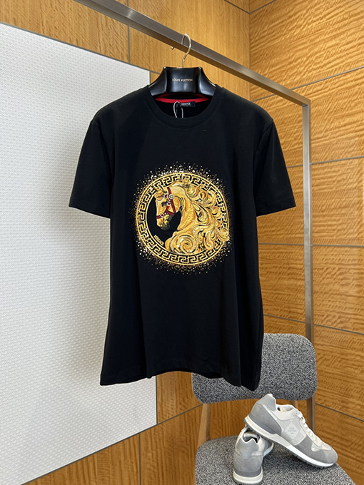 ヴェルサーチ クラシックなゴールドの馬の頭の刺繍とラインストーンがあしらわれたクルーネックの半袖Tシャツ