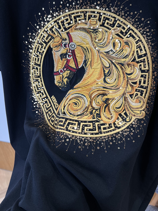 ヴェルサーチ クラシックなゴールドの馬の頭の刺繍とラインストーンがあしらわれたクルーネックの半袖Tシャツ
