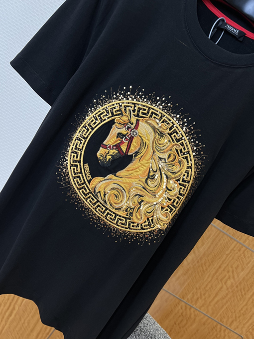 ヴェルサーチ クラシックなゴールドの馬の頭の刺繍とラインストーンがあしらわれたクルーネックの半袖Tシャツ