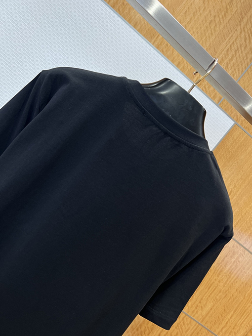 ヴェルサーチ クラシックなゴールドの馬の頭の刺繍とラインストーンがあしらわれたクルーネックの半袖Tシャツ