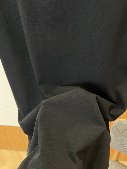 ヴェルサーチ クラシックなゴールドの馬の頭の刺繍とラインストーンがあしらわれたクルーネックの半袖Tシャツ