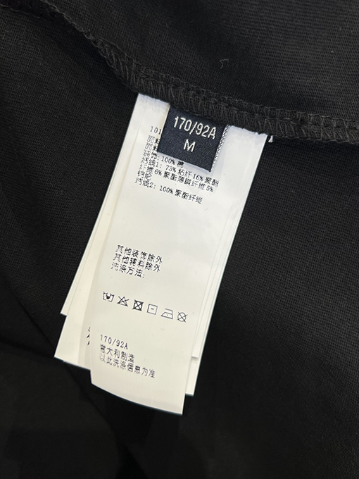 ヴェルサーチ クラシックなゴールドの馬の頭の刺繍とラインストーンがあしらわれたクルーネックの半袖Tシャツ