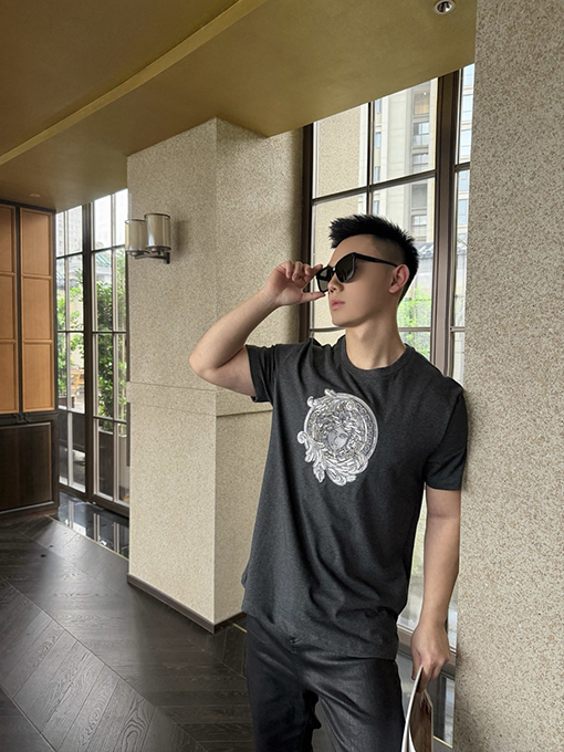 ヴェルサーチコピー メデューサ刺繍入りクルーネック半袖Tシャツ