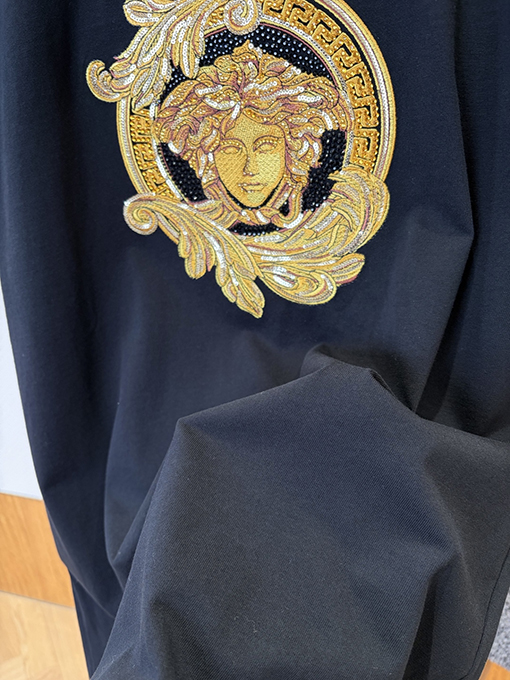 ヴェルサーチコピー メデューサ刺繍入りクルーネック半袖Tシャツ