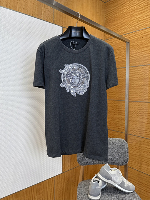 ヴェルサーチコピー メデューサ刺繍入りクルーネック半袖Tシャツ