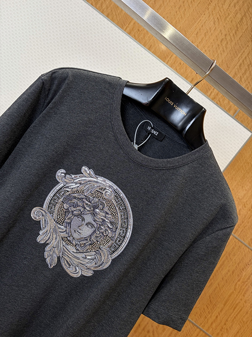 ヴェルサーチコピー メデューサ刺繍入りクルーネック半袖Tシャツ