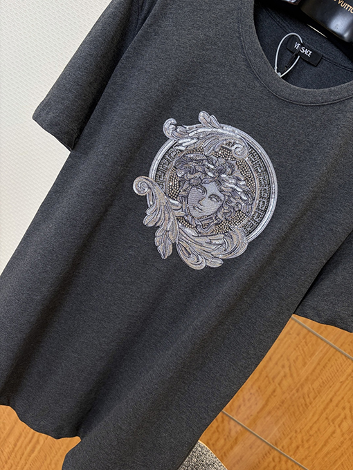 ヴェルサーチコピー メデューサ刺繍入りクルーネック半袖Tシャツ