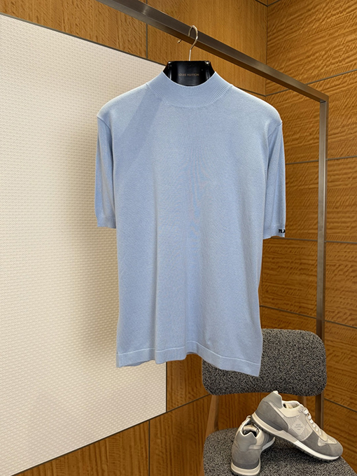 プラダスーパーコピー 袖バッジ付きモックネックニット半袖Tシャツ