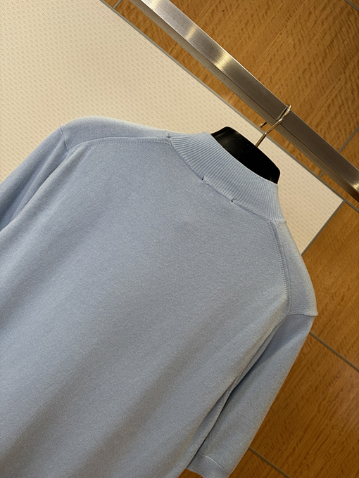 プラダスーパーコピー 袖バッジ付きモックネックニット半袖Tシャツ