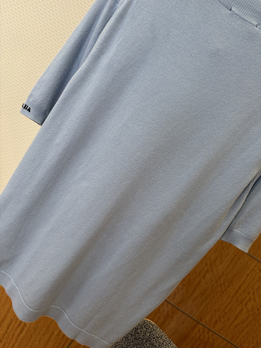 プラダスーパーコピー 袖バッジ付きモックネックニット半袖Tシャツ