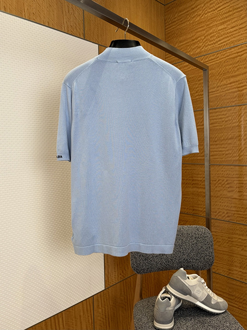 プラダスーパーコピー 袖バッジ付きモックネックニット半袖Tシャツ