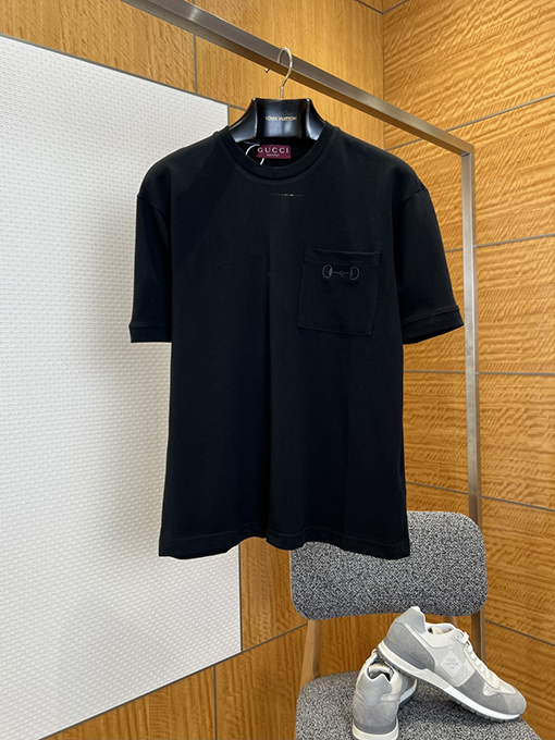 グッチコピー ホースビット刺繍入りポケットが付いたシンプルな半袖Tシャツ