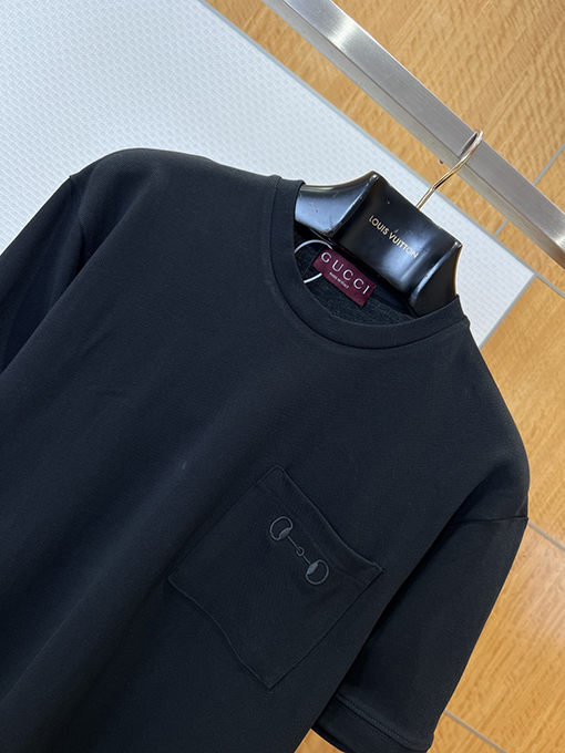 グッチコピー ホースビット刺繍入りポケットが付いたシンプルな半袖Tシャツ