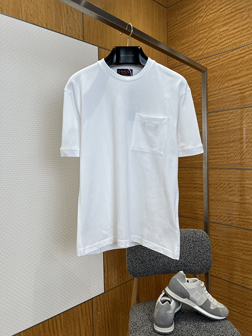 グッチコピー ホースビット刺繍入りポケットが付いたシンプルな半袖Tシャツ
