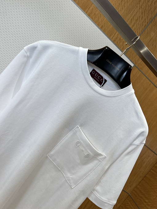 グッチコピー ホースビット刺繍入りポケットが付いたシンプルな半袖Tシャツ