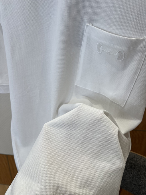 グッチコピー ホースビット刺繍入りポケットが付いたシンプルな半袖Tシャツ