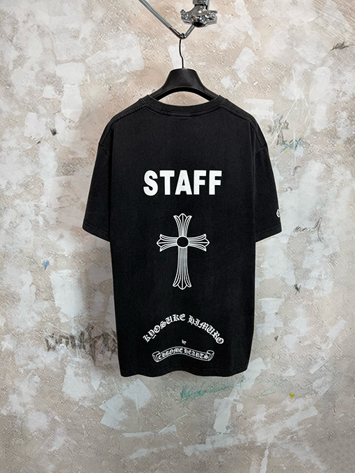 クロムハーツスーパーコピー STAFF 室京介コラボレーションウォッシャブル ポケット付きクロスサンスクリット語 半袖Tシャツ