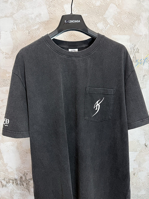 クロムハーツスーパーコピー STAFF 室京介コラボレーションウォッシャブル ポケット付きクロスサンスクリット語 半袖Tシャツ