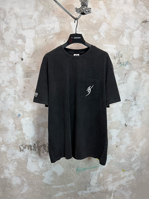 クロムハーツスーパーコピー STAFF 室京介コラボレーションウォッシャブル ポケット付きクロスサンスクリット語 半袖Tシャツ