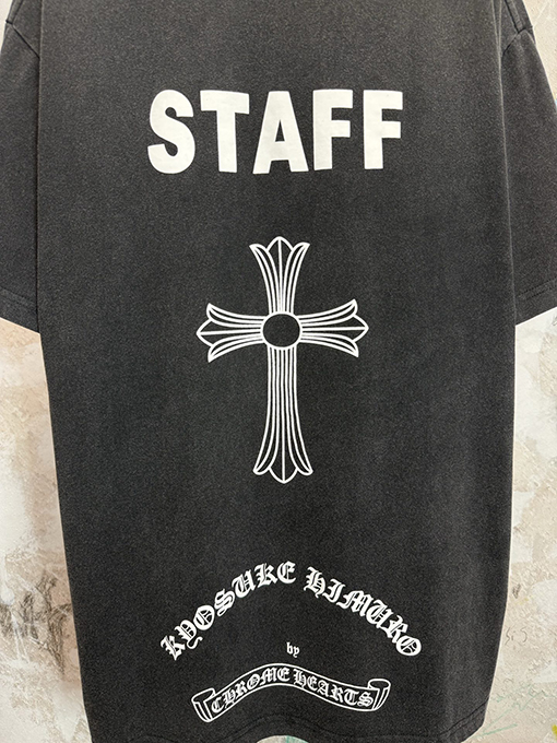 クロムハーツスーパーコピー STAFF 室京介コラボレーションウォッシャブル ポケット付きクロスサンスクリット語 半袖Tシャツ