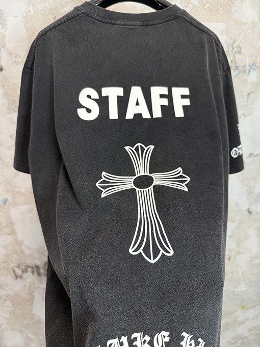 クロムハーツスーパーコピー STAFF 室京介コラボレーションウォッシャブル ポケット付きクロスサンスクリット語 半袖Tシャツ