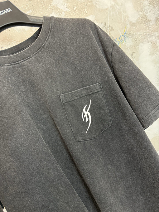 クロムハーツスーパーコピー STAFF 室京介コラボレーションウォッシャブル ポケット付きクロスサンスクリット語 半袖Tシャツ