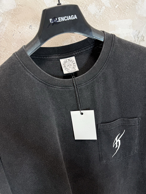 クロムハーツスーパーコピー STAFF 室京介コラボレーションウォッシャブル ポケット付きクロスサンスクリット語 半袖Tシャツ