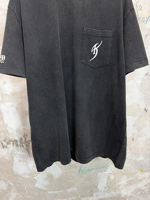 クロムハーツスーパーコピー STAFF 室京介コラボレーションウォッシャブル ポケット付きクロスサンスクリット語 半袖Tシャツ