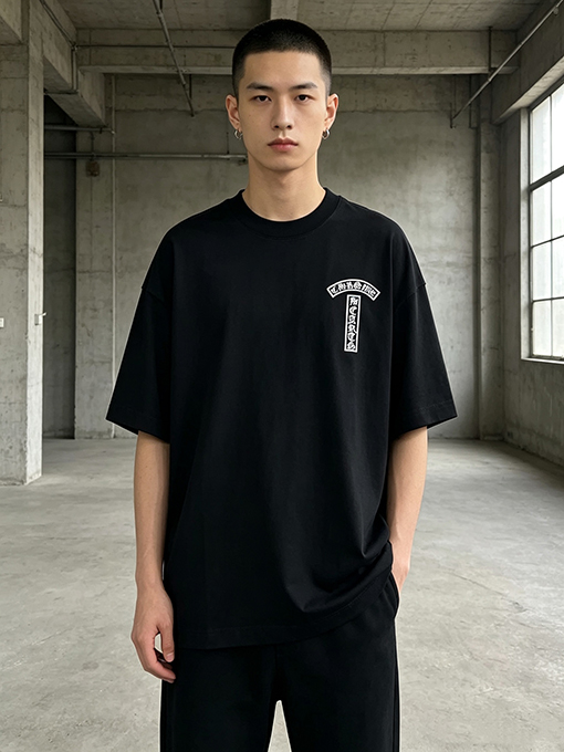 クロムハーツ 赤いハイビスカスの刺繍入り半袖Tシャツ