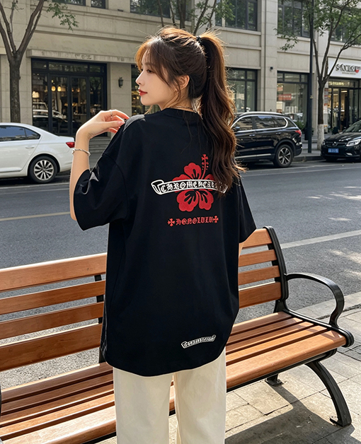クロムハーツ 赤いハイビスカスの刺繍入り半袖Tシャツ