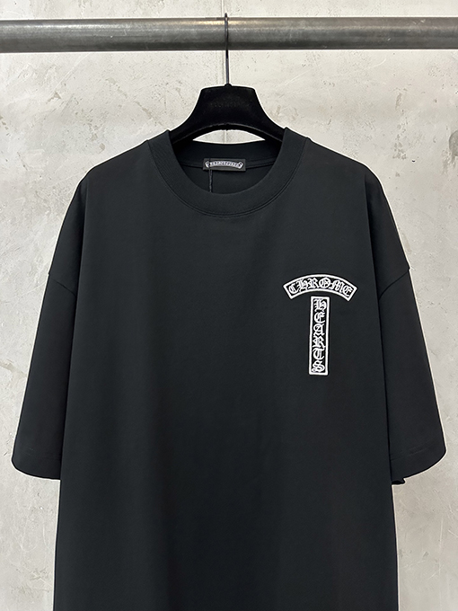 クロムハーツ 赤いハイビスカスの刺繍入り半袖Tシャツ