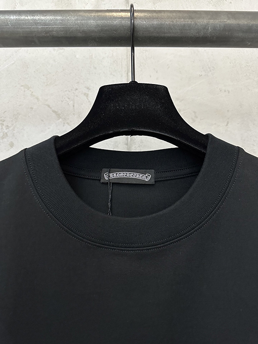 クロムハーツ 赤いハイビスカスの刺繍入り半袖Tシャツ
