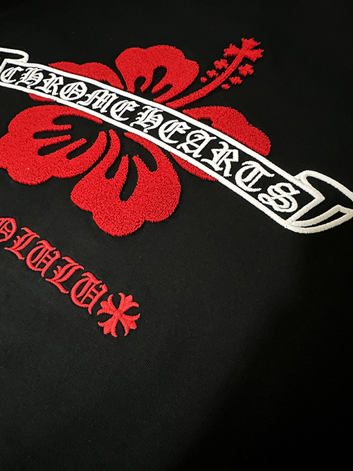 クロムハーツ 赤いハイビスカスの刺繍入り半袖Tシャツ