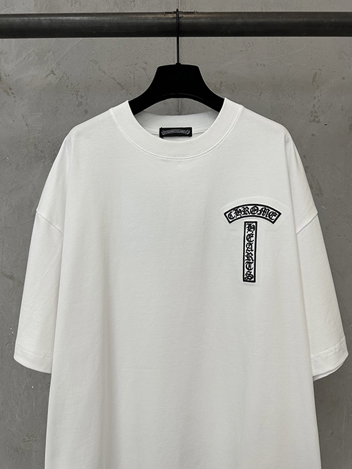 クロムハーツ 赤いハイビスカスの刺繍入り半袖Tシャツ