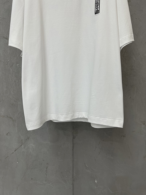 クロムハーツ 赤いハイビスカスの刺繍入り半袖Tシャツ