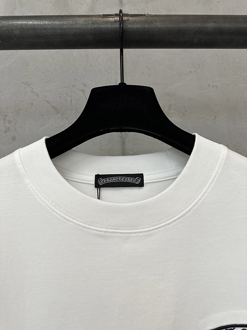 クロムハーツ 赤いハイビスカスの刺繍入り半袖Tシャツ