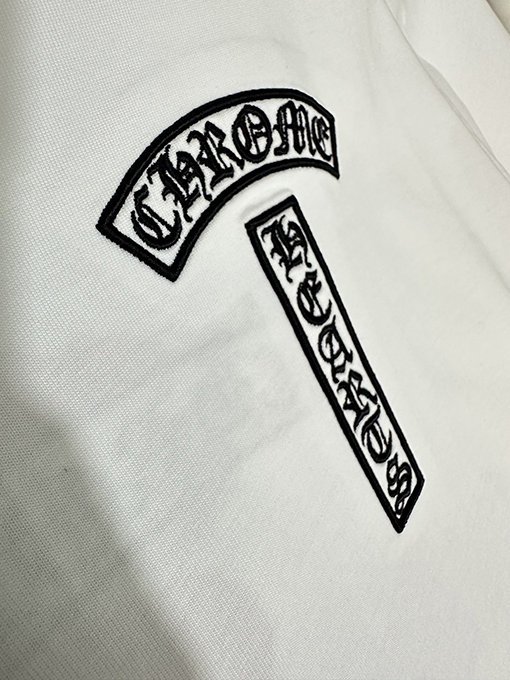 クロムハーツ 赤いハイビスカスの刺繍入り半袖Tシャツ