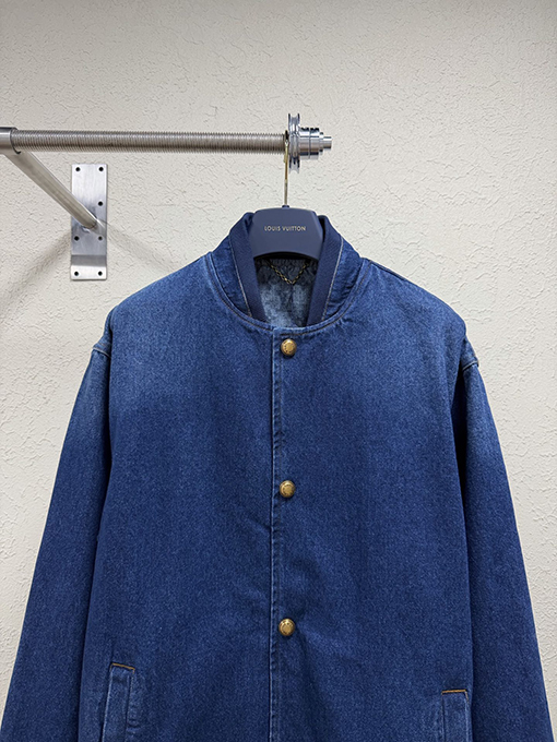 ルイヴィトンスーパーコピー クラシックなダメージをしたヴィンテージ風シングルブレストロゴデニムジャケット