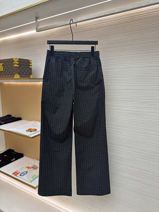 バレンシアガ スーパーコピーチェック柄のワイドレッグパンツ