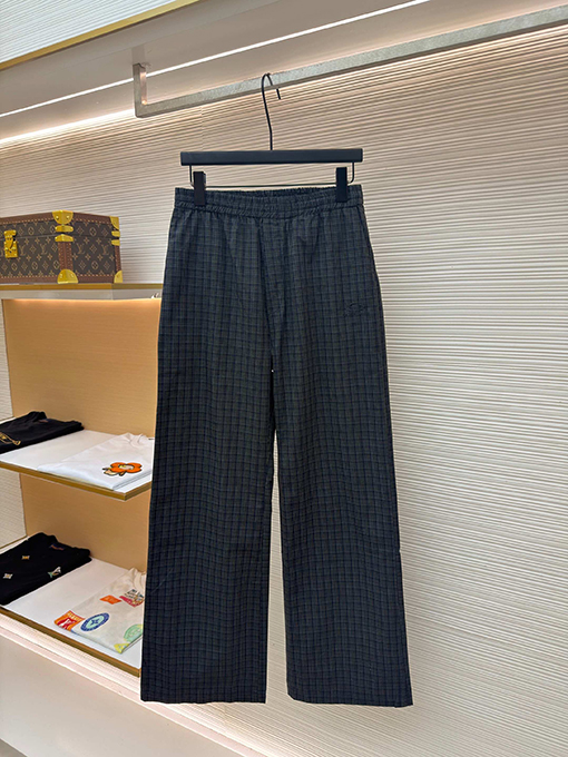 バレンシアガ スーパーコピーチェック柄のワイドレッグパンツ