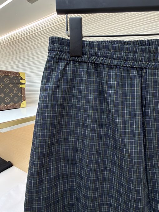 バレンシアガ スーパーコピーチェック柄のワイドレッグパンツ