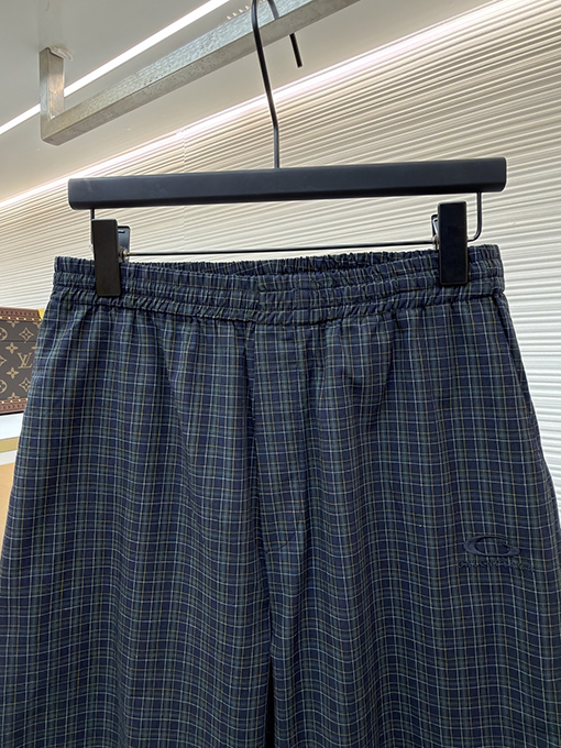 バレンシアガ スーパーコピーチェック柄のワイドレッグパンツ