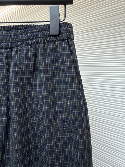 バレンシアガ スーパーコピーチェック柄のワイドレッグパンツ
