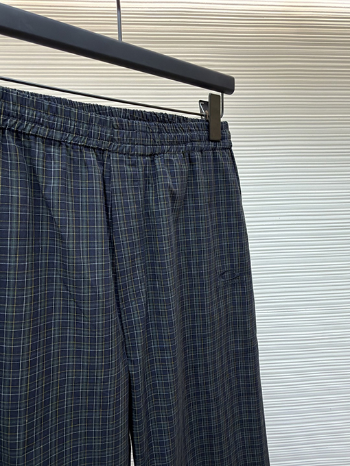 バレンシアガ スーパーコピーチェック柄のワイドレッグパンツ