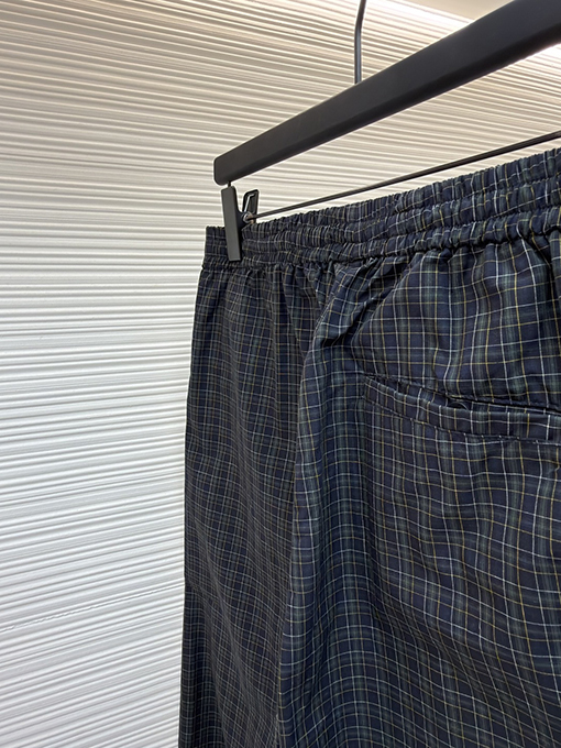 バレンシアガ スーパーコピーチェック柄のワイドレッグパンツ